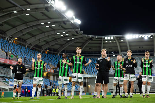 GAIS spelare jublar framför klacken