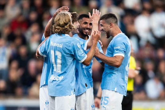 Malmö FFs Oliver Berg jublar med lagkamrater efter 0-2