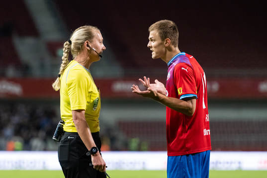 Domare Tess Olofsson och Helsingborgs Erik Ring