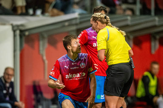 Helsingborgs Erik Ring i samtal med Domare Tess Olofsson