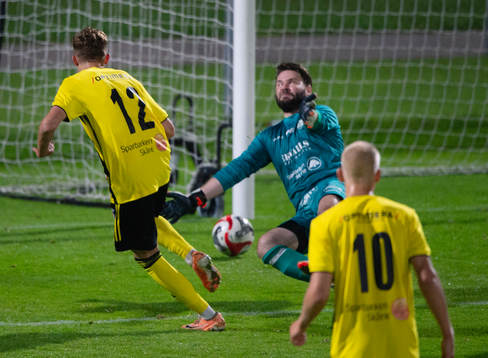 IFK Hässleholms Philip Berndt gör 4-1 genom att rulla in bollen vid stolpen i matchen i division 2 mellan IFK Hässleholm och VMA i Hässleholm 29 augusti 2023.