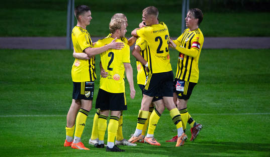IFK Hässleholms Philip Berndt har gjort 4-1 och grattas i matchen i division 2 mellan IFK Hässleholm och VMA i Hässleholm 29 augusti 2023.