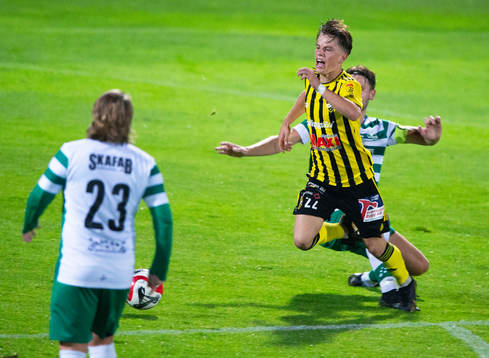IFK Hässleholms Jussi Tikkanen fälls och tilldöms straff i matchen i division 2 mellan IFK Hässleholm och VMA i Hässleholm 29 augusti 2023.