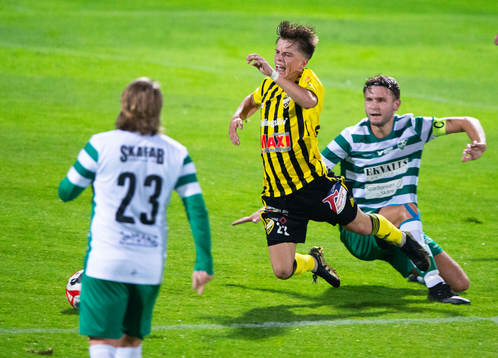 IFK Hässleholms Philip Berndt  Jussi Tikkanen görs ner och får straff i matchen i division 2 mellan IFK Hässleholm och VMA i Hässleholm 29 augusti 2023.