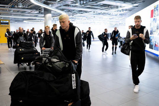 Isak Brusberg and Samuel Gustafson at the airport