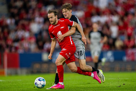 Bård Finne of Brann and David Moller Wolfe of AZ Alkmaar