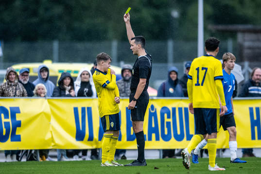 Sveriges Neo Jönsson får gult kort av domare Ivan Prgomet