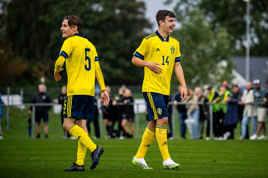 Sveriges Melvin Vucenovic Persson och Bleon Kurtulus jublar efter 2-0