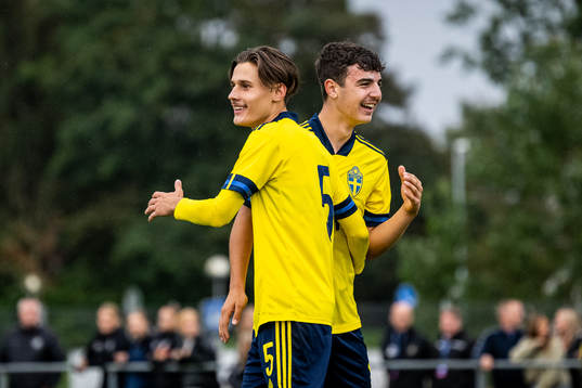 Sveriges Melvin Vucenovic Persson och Bleon Kurtulus jublar efter 2-0