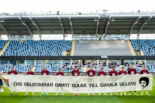 Örgrytes startelva med tröjor och banderoll för att