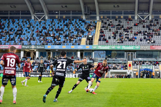 Örebros Jake Larsson och Örgrytes Amel Mujanic