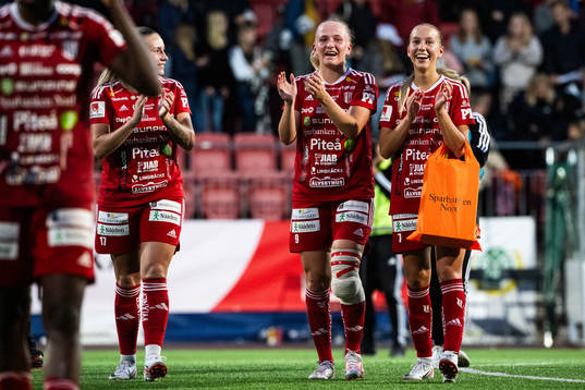 Piteås Tuva Skoog och Sara Eriksson jublar