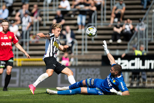 Landskronas Frederik Ihler och GAISs målvakt Mergim