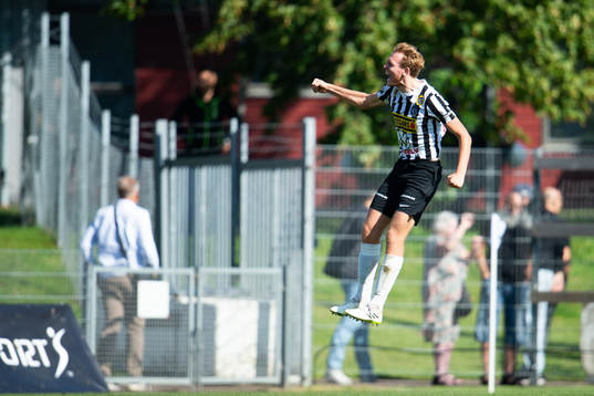Landskronas Melker Jonsson jublar efter slutsignalen