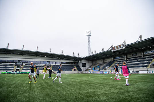 Gefles spelare värmer upp