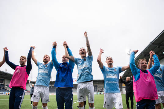 Gefles spelare jublar