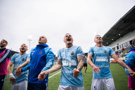 Gefles Anton Lundin, Adrian Edqvist och Kevin Persson jublar