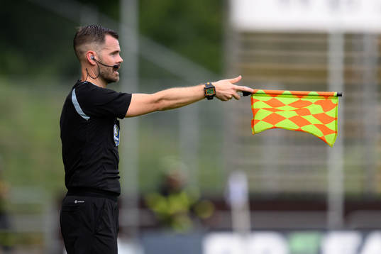 Domare Martin Palm tecknar för offside