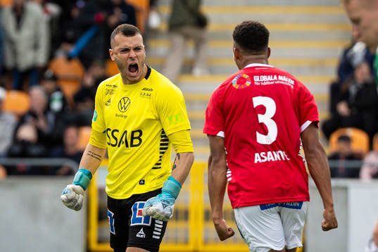 Brages målvakt Andre Bernardini och Eirik Asante Gayi jublar