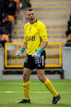 Brages målvakt Andre Bernardini jublar