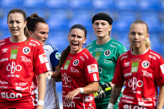 Örebros Maja Regnås Valcic och målvakt Tove Enblom