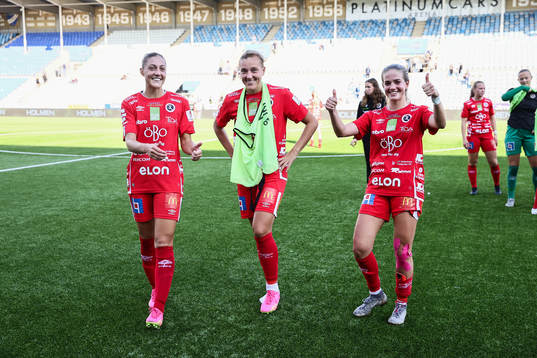 Örebros Hannah Davison, Jenny Danielsson och Regan Steigleder jublar