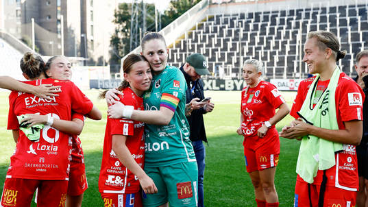 Örebros spelare med målvakt Tove Enblom, Elsa Pelgander och Jenny Danielsson jublar