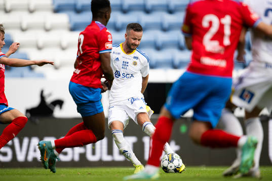 GIF Sundsvalls Robert Lundström skjuter in 2-2 målet