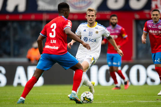 GIF Sundsvalls Erik Andersson jagar Helsingborgs Bernardo