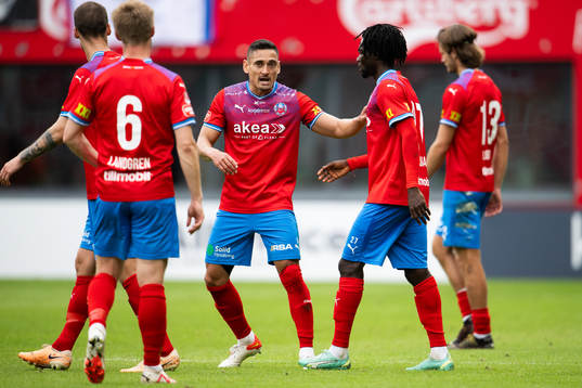Helsingborgs Lucas Lima i taktik diskussion med medspelare