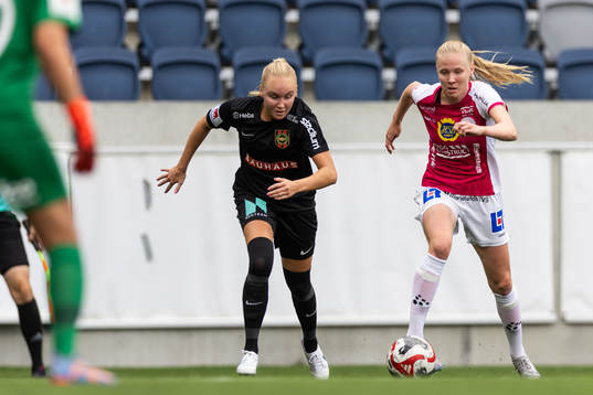 IK Uppsalas Elin Rombing och Brommapojkarnas Wilma Wärulf  jublar