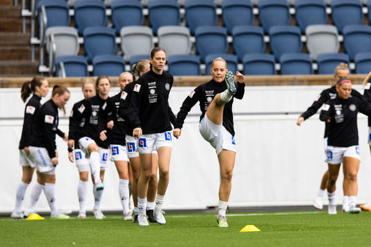 IK Uppsalas spelare värmer upp