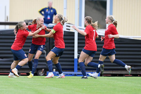 Norges Josefine Thorsnes Lefdal jublar efter 0-1