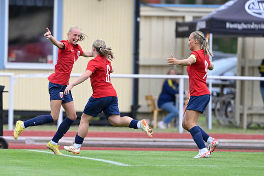 Norges Josefine Thorsnes Lefdal jublar efter 0-1