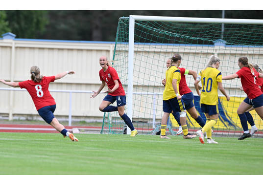 Norges Josefine Thorsnes Lefdal jublar efter 0-1