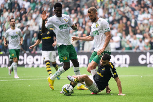 Hammarbys Nathaniel Adjei och Mads Fenger Nielsen mot AIKs