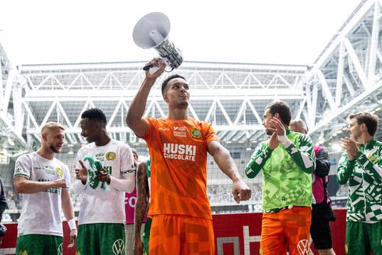 Hammarbys målvakt Oliver Dovin jublar