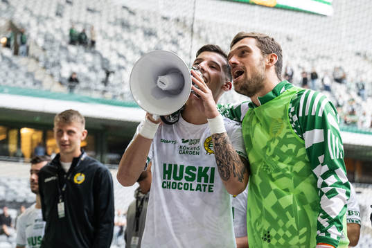 Hammarbys Viktor Djukanovic och målvakt Davor Blazevic jublar