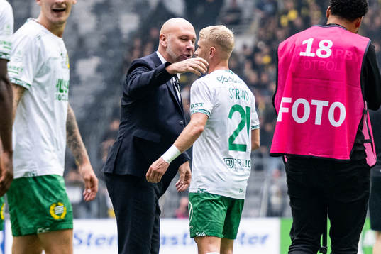 Hammarbys sportchef Mikael Hjelmberg och Simon Strand jublar
