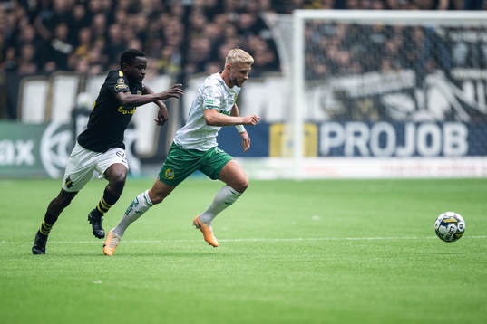 AIKs Erick Otieno och Hammarbys Simon Strand