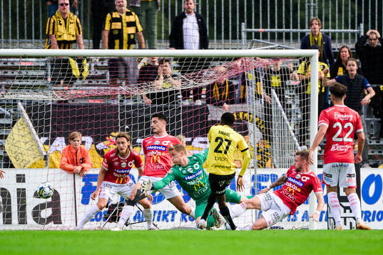 Degerfors Gustav Granath, Seid Korac, målvakt Sondre Lovseth Rossbach, Rasmus Örqvist och Justin Salmon i kamp med Häckens Akoua Romeo Amane