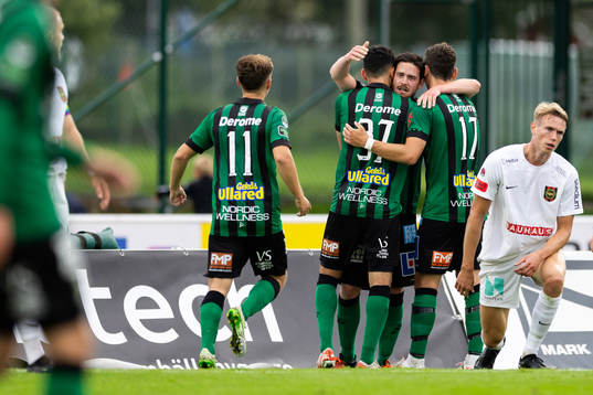 Varbergs Robin Tranberg jublar efter 1-1
