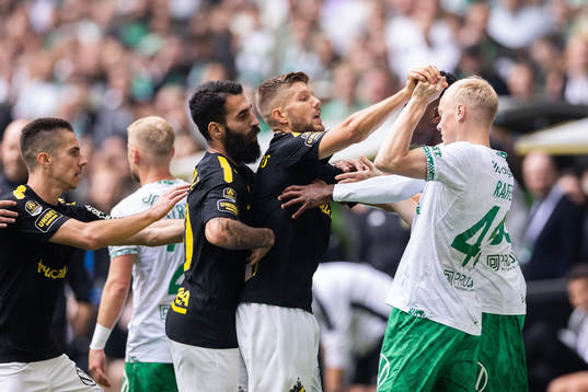s Jimmy Durmaz och Anton Saletros i ett gruff med Hammarbys Marcus Rafferty under fotbollsmatchen i Allsvenskan mellan Hammarby och AIK den 3 september 2023 i Stockholm. 
