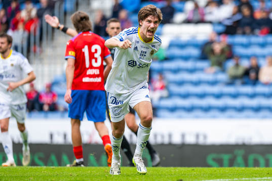 GIF Sundsvalls Johan Bengtsson jublar efter 1-1 av Marcus Burman (ej i bild)