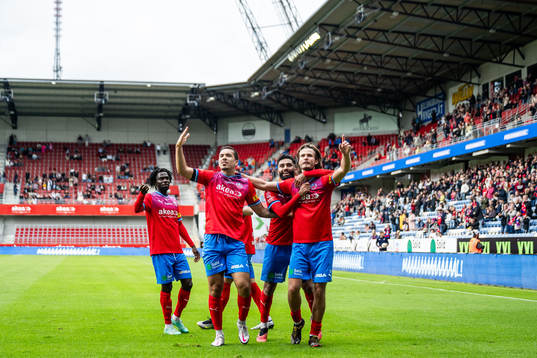Helsingborgs Wilhelm Loeper  jublar med Cole Alexander och