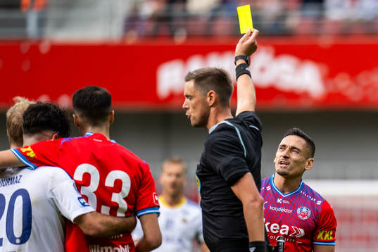 Helsingborgs Cole Alexander får gult kort av domare Magnus