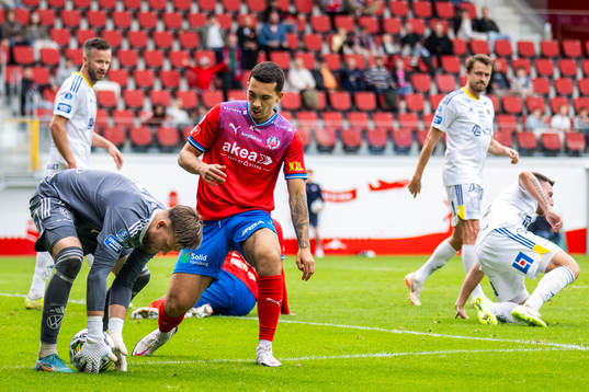 GIF Sundsvalls målvakt Oscar Jonsson och Helsingborgs Lucas Lima