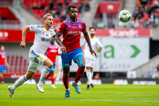 GIF Sundsvalls Pontus Engblom och Helsingborgs Bernardo