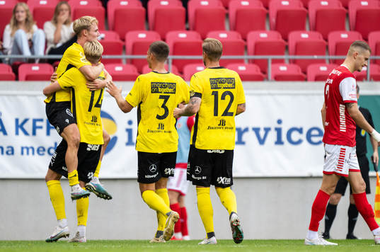 Mjällbys Max Fenger jublar med lagkamrater efter efter 0-2