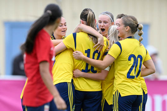 Sveriges Nathalie Brorsson jublar med lagkamrater
